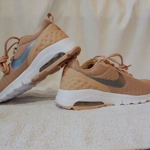 Women's running shoe